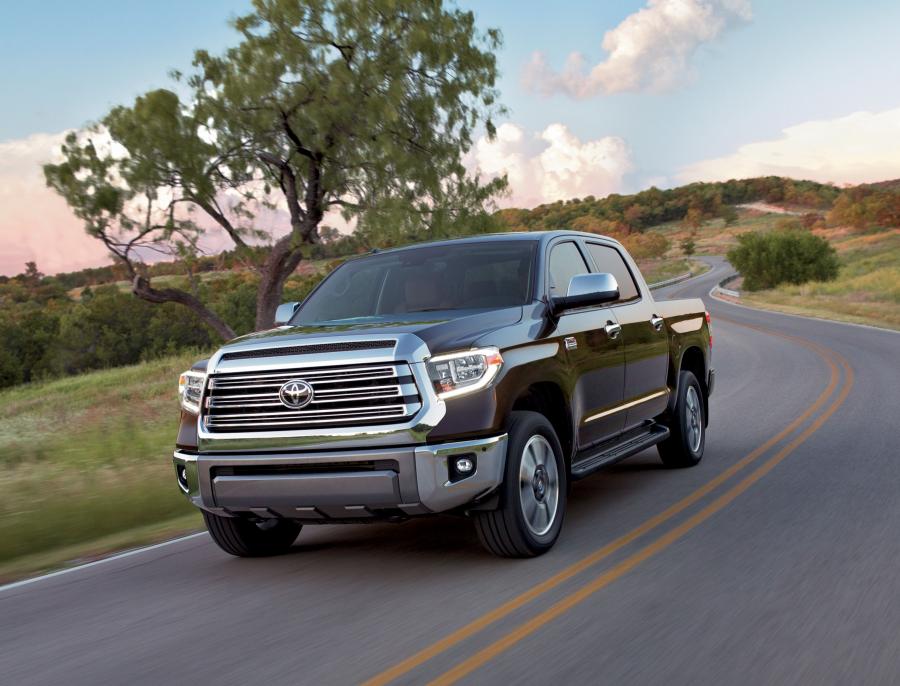  Toyota Tundra Limited CrewMax 2017 года  (фото 2 из 12)